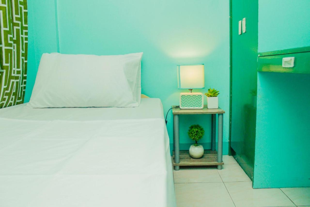 Backpackers - Nomadsmnl Homestay Manila