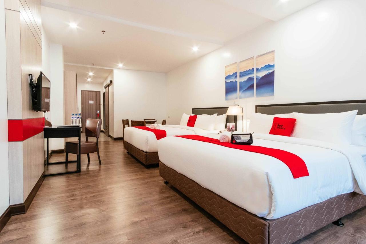 Reddoorz Premium Near Ateneo Katipunan Hotel 4*