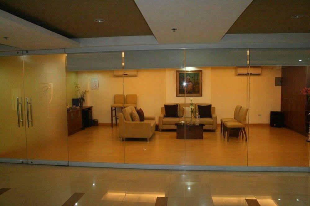 Oyo 456 Festive Hotel Manila