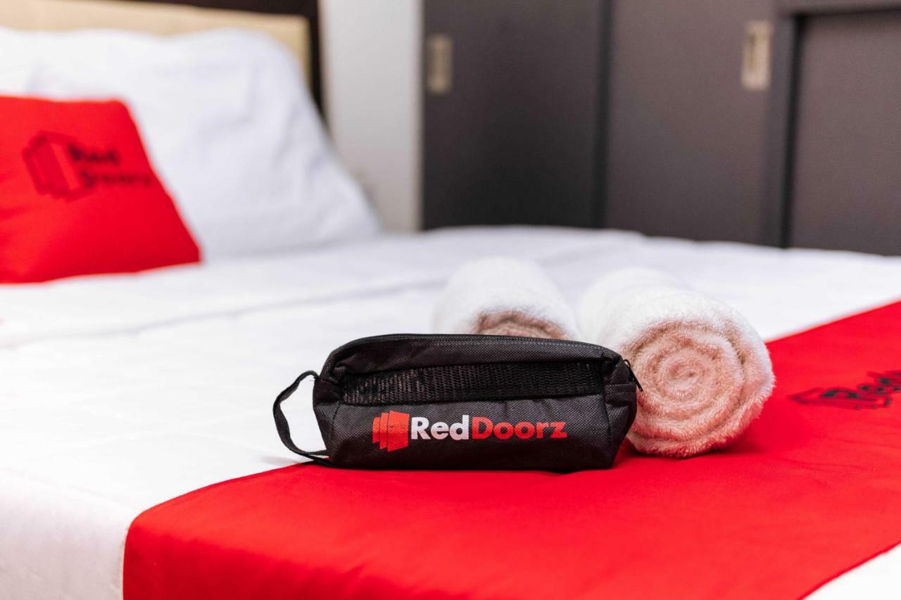 Reddoorz Premium @ Amaia Sucat Hotel 4*