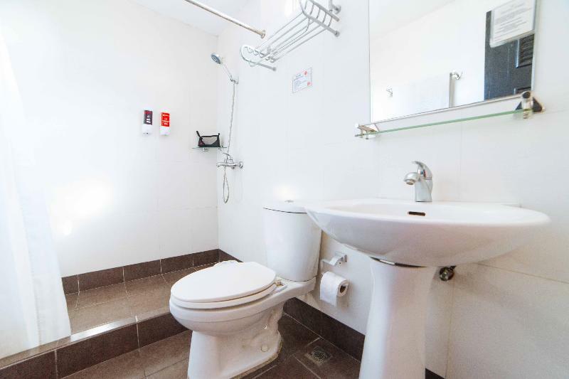 Reddoorz Plus Near Naia Expressway 3*