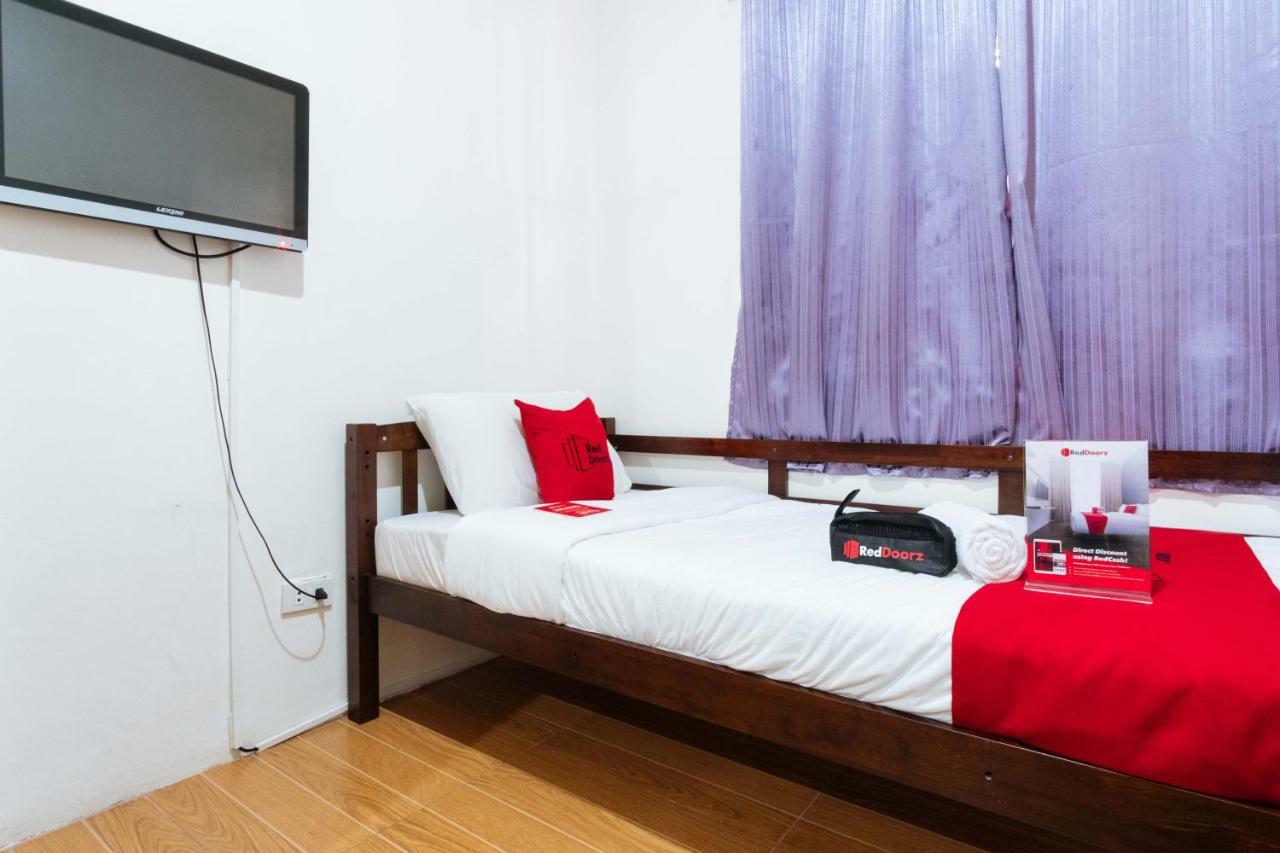 Reddoorz Near Robinsons Place Hotel 3*