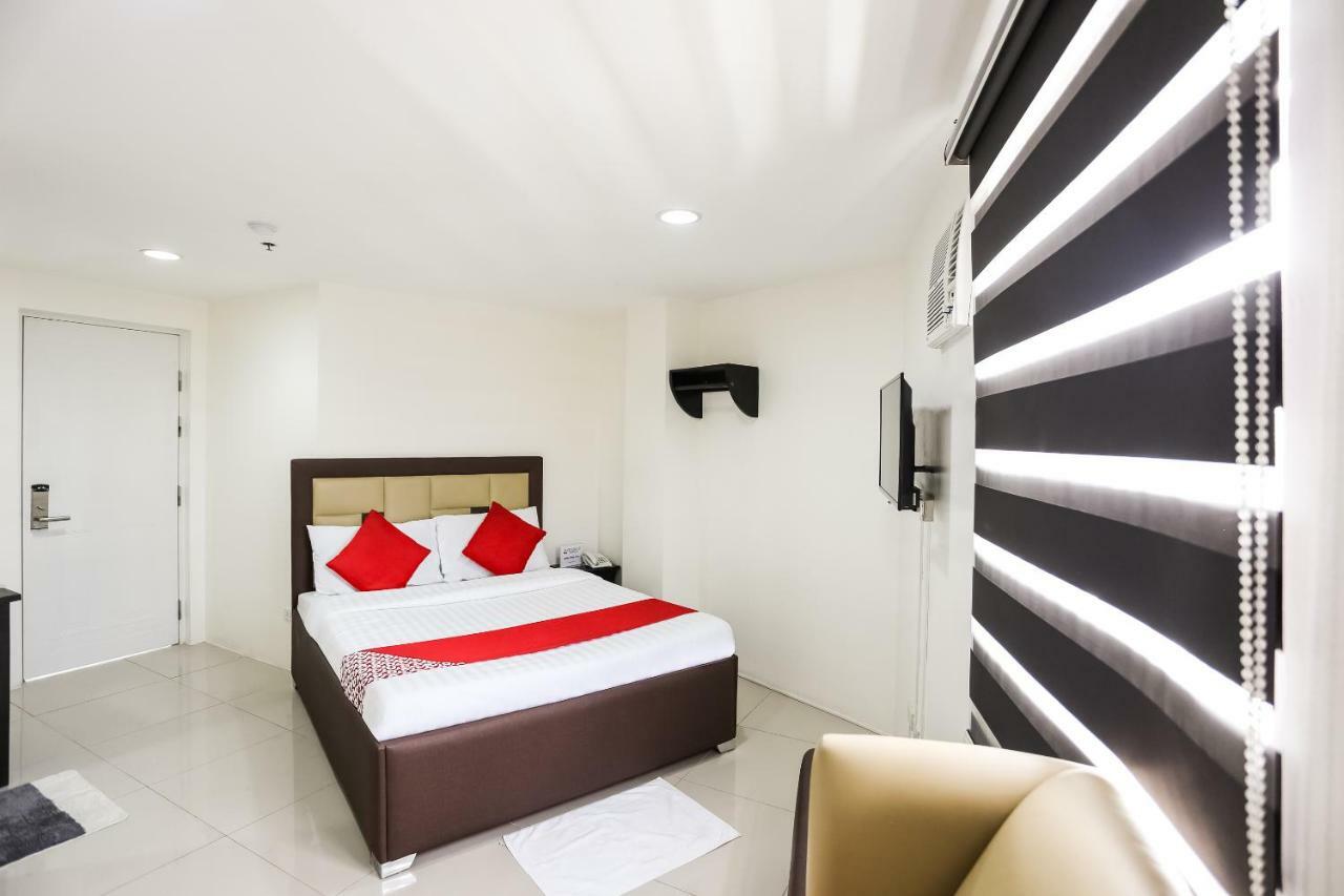 Oyo 393 Triangle Apartelle Manila