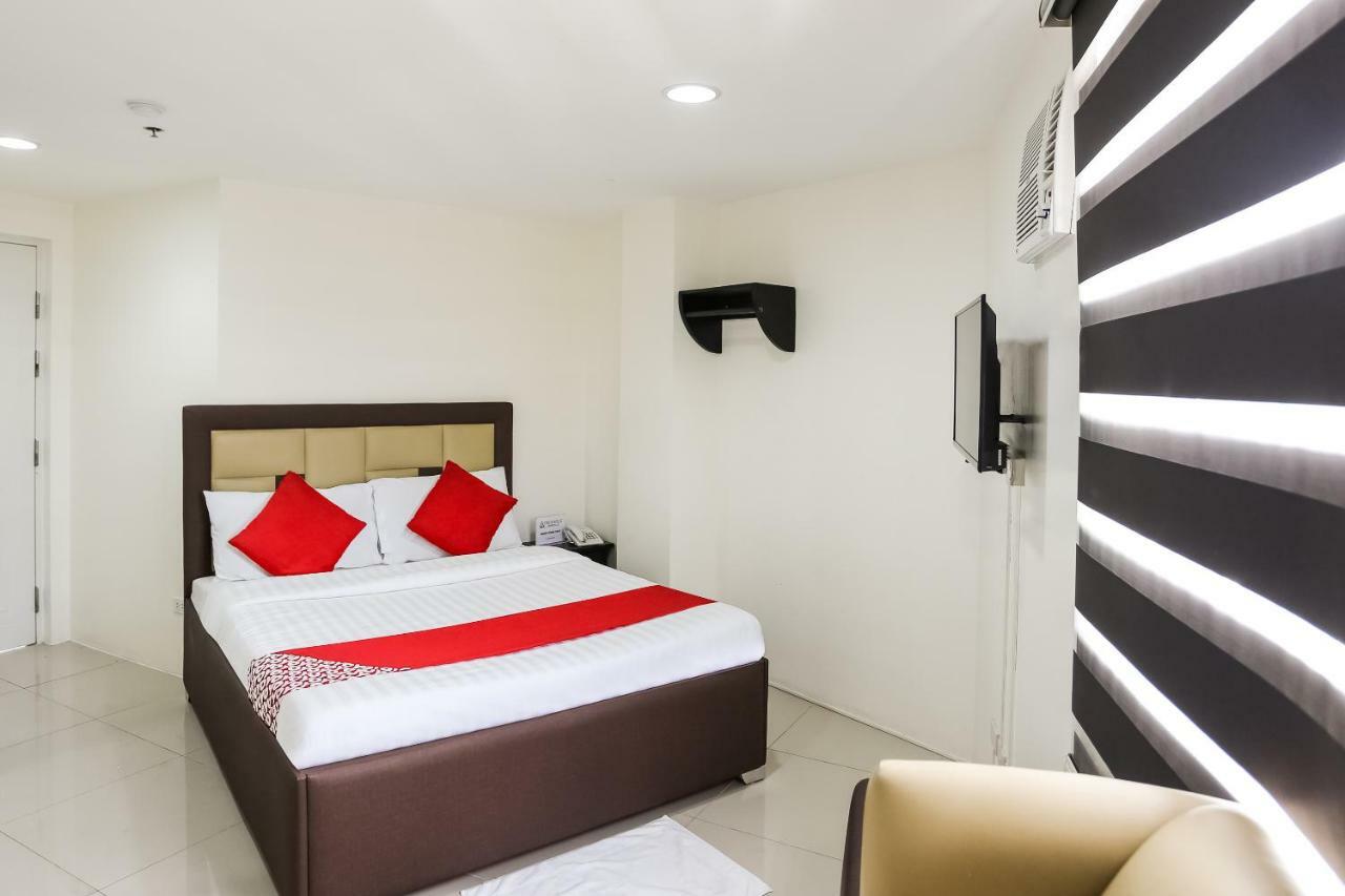 Oyo 393 Triangle Apartelle Hotel