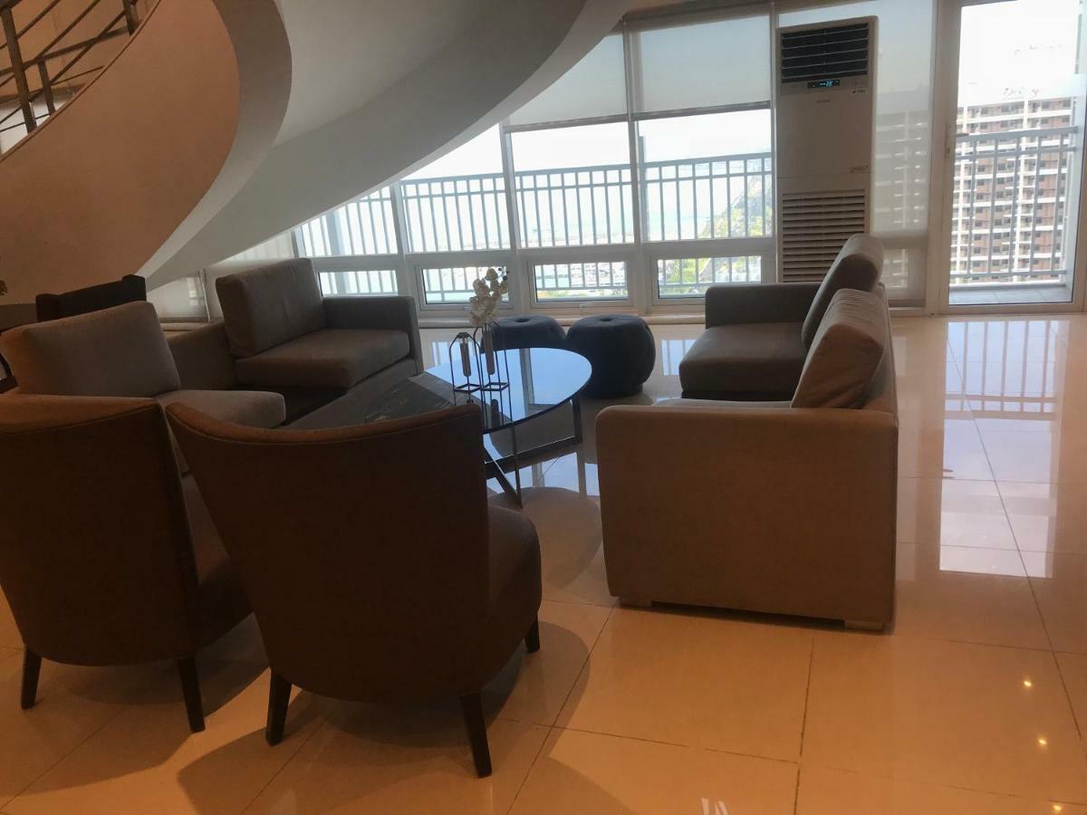 Penthouse Floor Overlooking Bay Manila