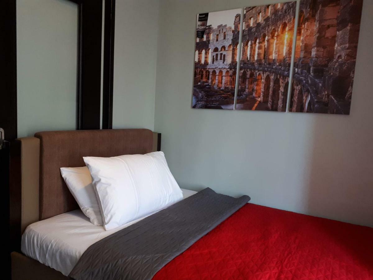 Eiffel Chateau Elysee Near Naia Airport