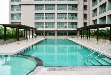 Greenfield W/ 2 Queen Across Shangrila Apartment