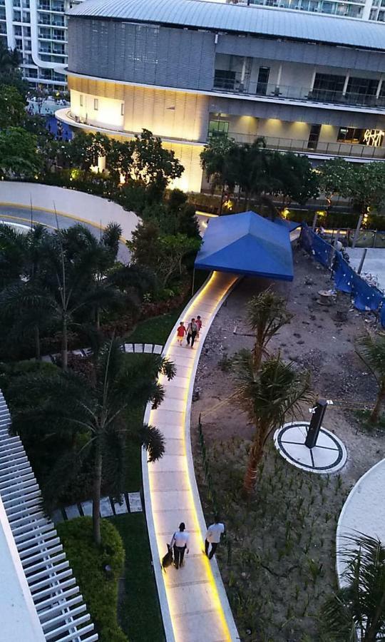 Azure C7 Balcony, Wifi, Near Mall Airport *