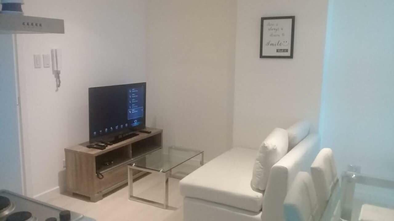 Apartment Azure C7 Balcony, Wifi, Near Mall Airport Manila