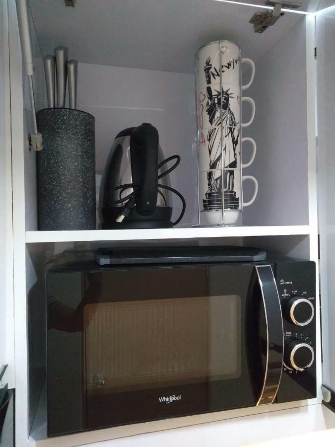 Trees Residences By Jhoms 1br With Balcony Wifi Netflix Apartment