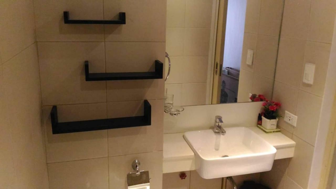 A With A View, 1 Bdrm With Balcony And Netflix Access *