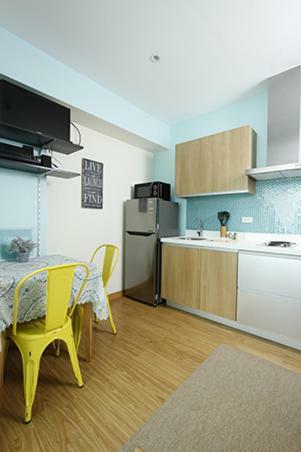 Azure Peaceful And Beachy Staycation Apartment