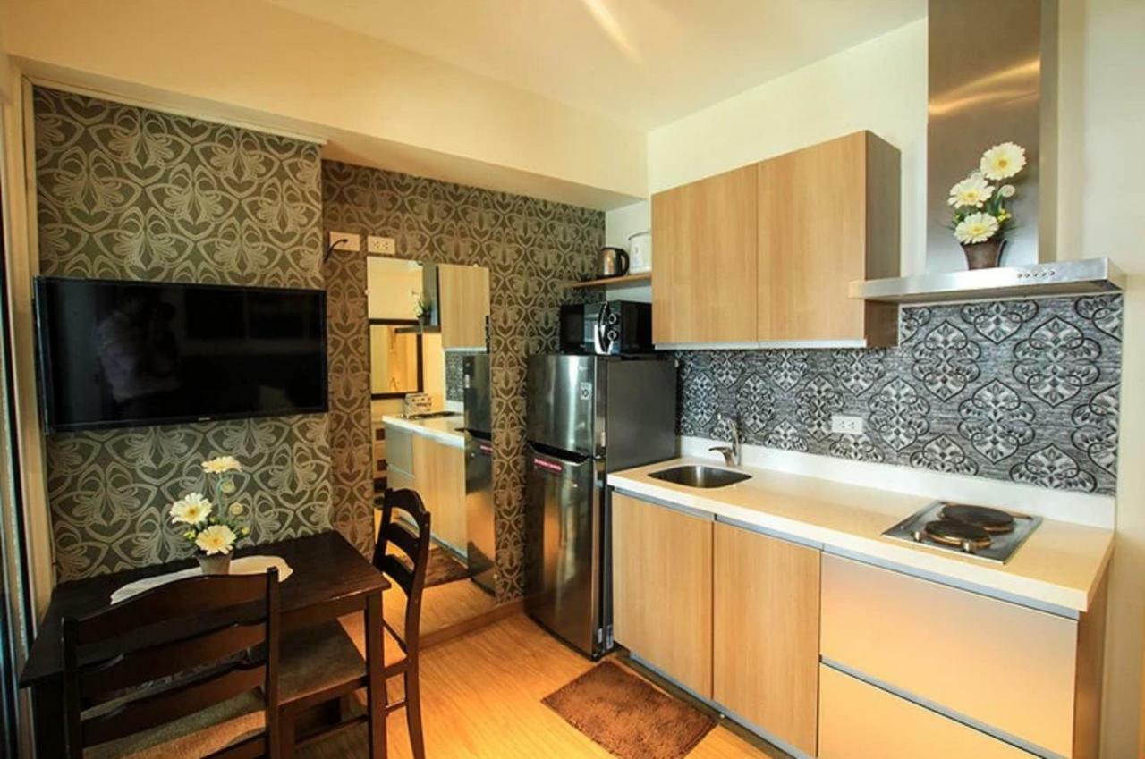 Azure C7 Balcony, Wifi, Near Mall Airport