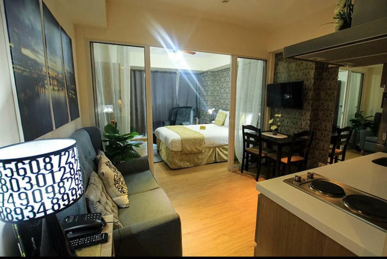Azure C7 Balcony, Wifi, Near Mall Airport *
