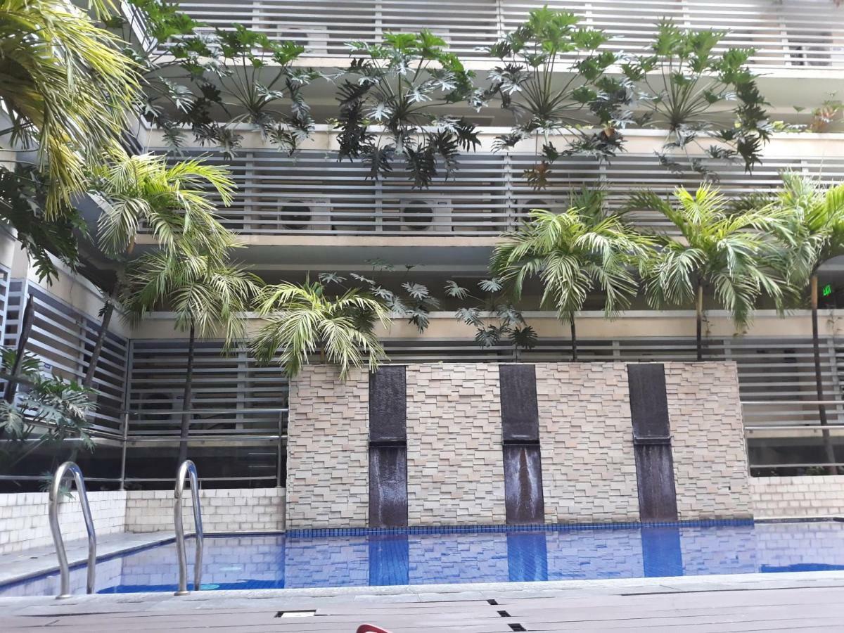 150 Newport - Near Naia T3 Airport *