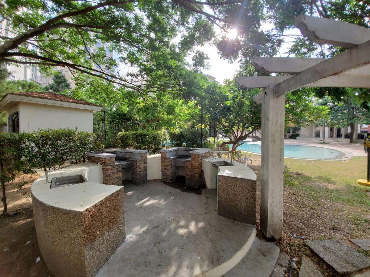 Presidio Lakefront 2 Bedroom Staycation Apartment