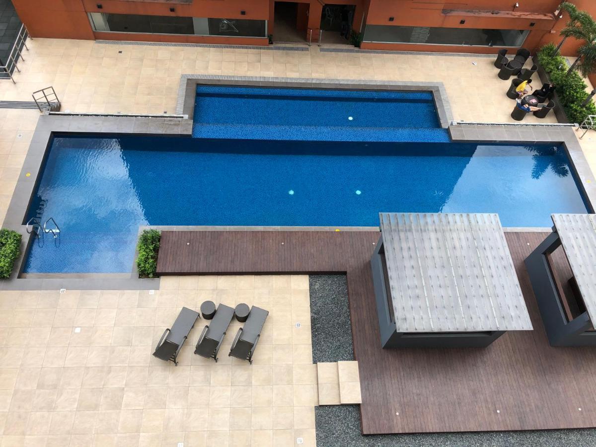 A With A View, 1 Bdrm With Balcony And Netflix Access Manila