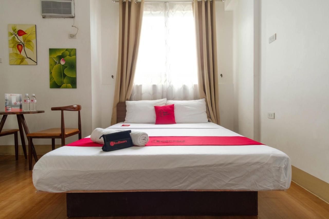 Reddoorz Near V Mapa Station Hotel