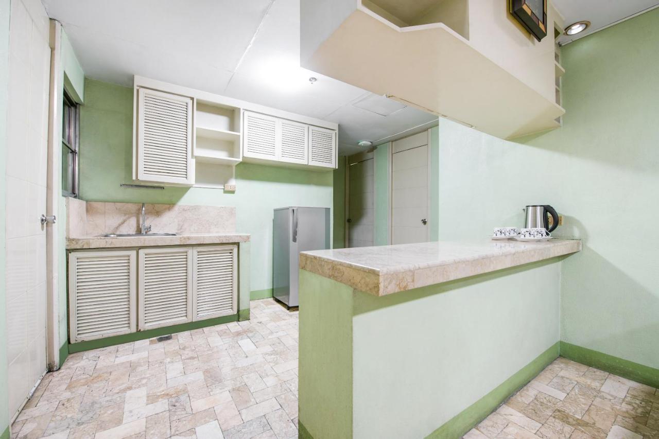 Oyo 242 Benson Apartelle Hotel