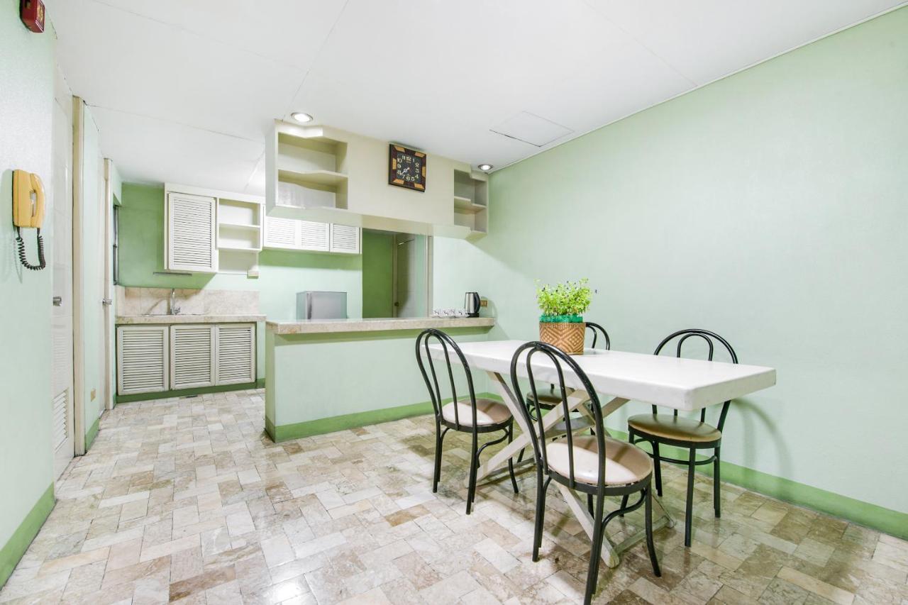 Oyo 242 Benson Apartelle 2*