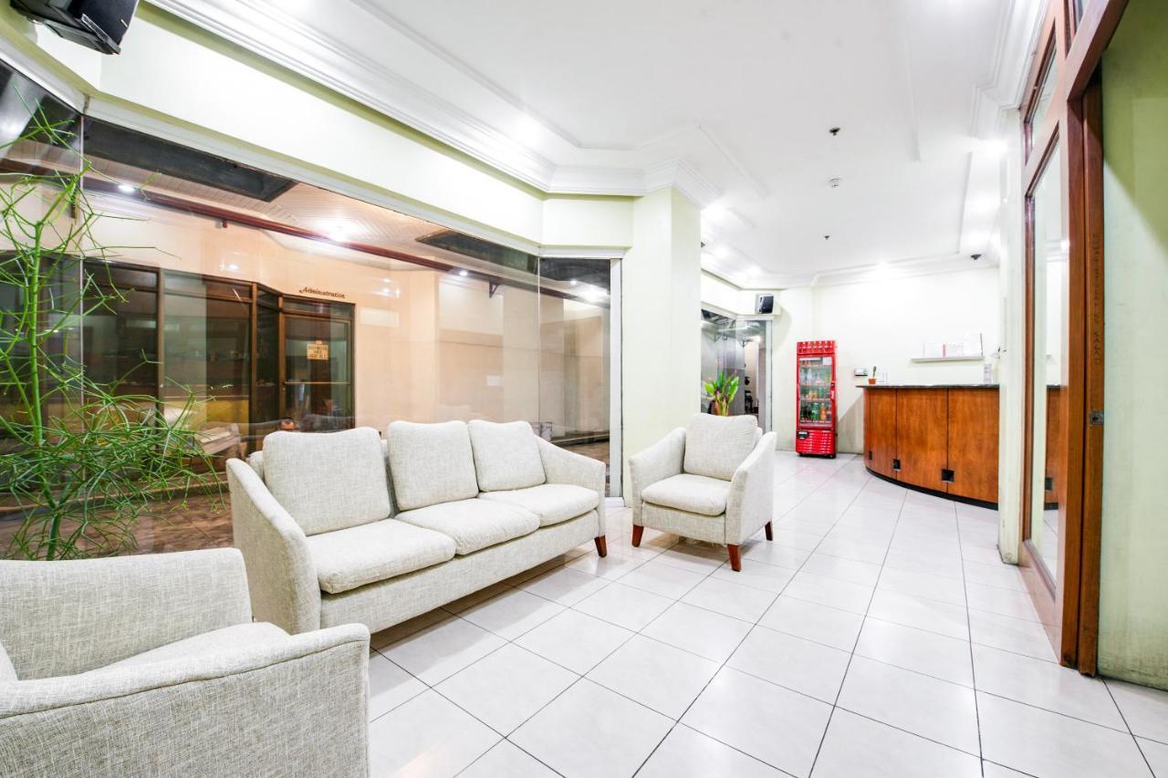 Oyo 242 Benson Apartelle Hotel