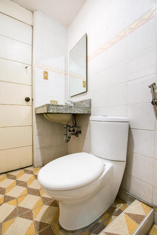 Oyo 242 Benson Apartelle Hotel