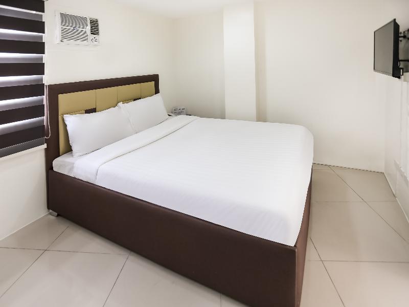 Oyo 393 Triangle Apartelle Manila
