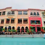 New Modern Venice Best View And Balcony, Fast Wifi At Mckinley Hill 1Br Interconnected To Venice Grand Canal Mall
