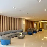Modern 2-Bedroom Suite For 5 Across Moa