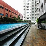Flat Blake: Stylish Studio W/ Balcony