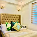 Condo Near Airport Okada Moa W/ 60 Inch Smart Tv