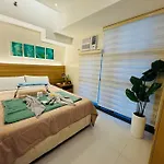 Staycation In Mckinley Walking Distance To Venice Mall