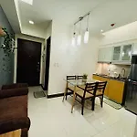 Staycation In Mckinley Walking Distance To Venice Mall