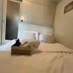 Cozy 1 Bedroom Makati Condo With Balcony Wifi