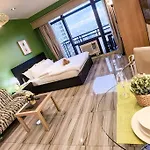 Green Flat Studio In Gramercy Makati With Netflix