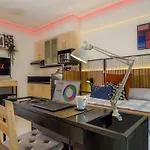Relaxing Apt Bgc Business Ready With 84Inch Cinema