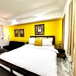 New! Studio With Balcony & Park View In Greenbelt