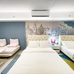 Lovely Penthouse Across City Of Dreams, Airport