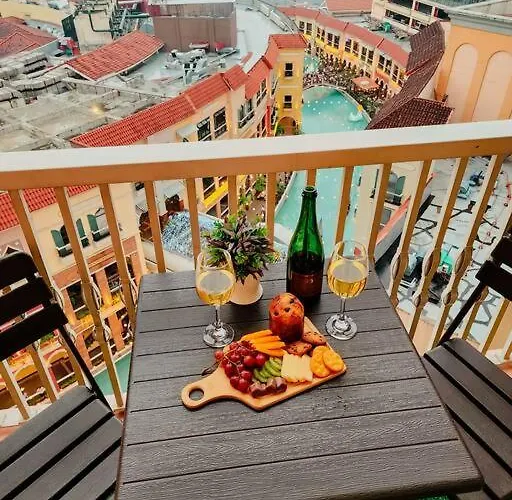 New Modern Venice Best View And Balcony, Fast Wifi At Mckinley Hill 1Br Interconnected To Venice Grand Canal Mall