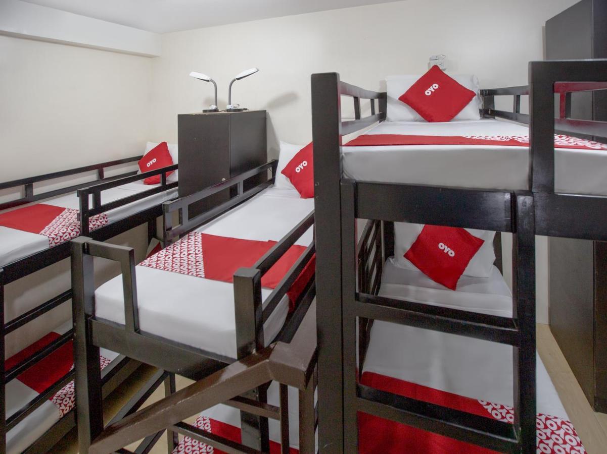Hotel Oyo 699 Forbes Hall Manila