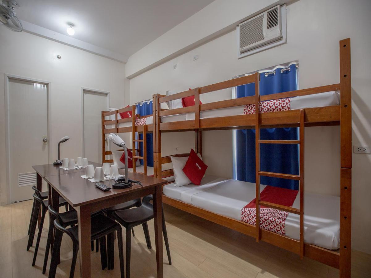 Oyo 699 Forbes Hall Manila