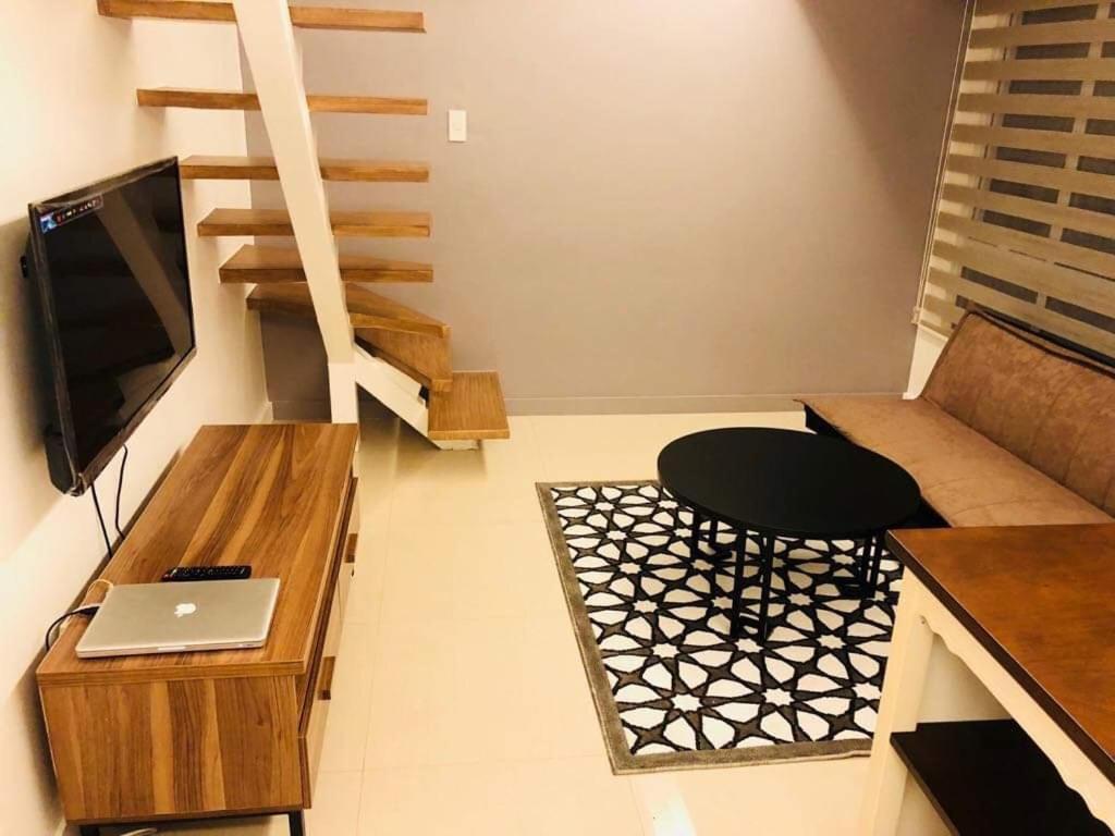 Antonios Place 2br Loft At Fort Victoria Bgc W/ Free Wifi & Netflix Apartment Manila
