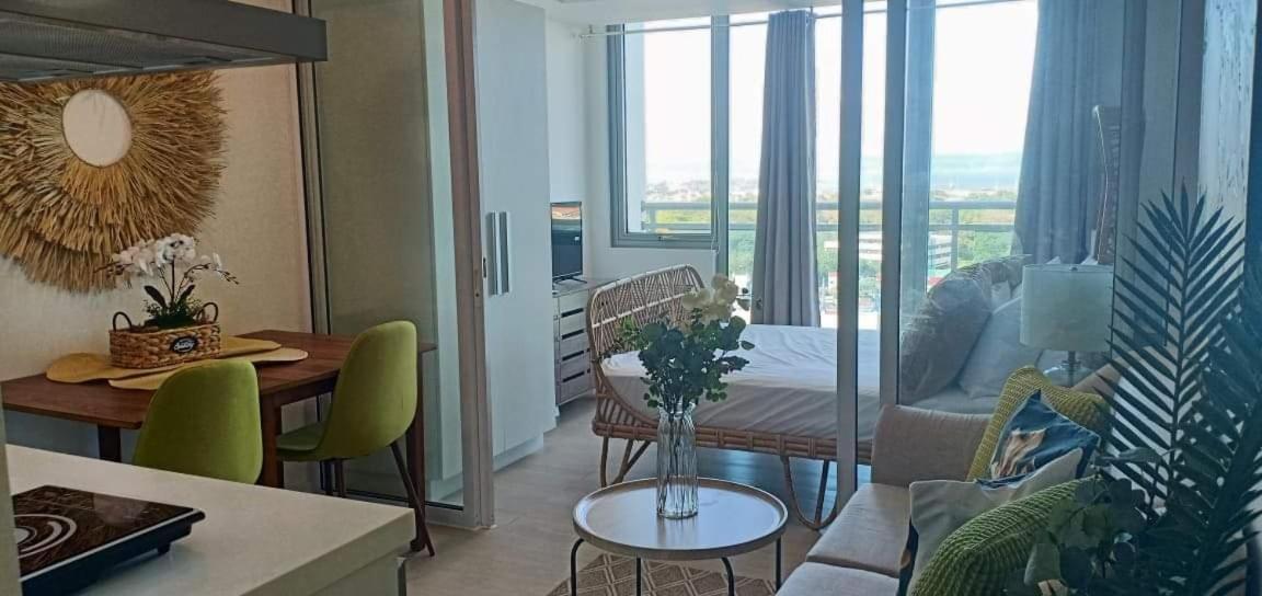 Apartment Azure Residences By Florendo Manila