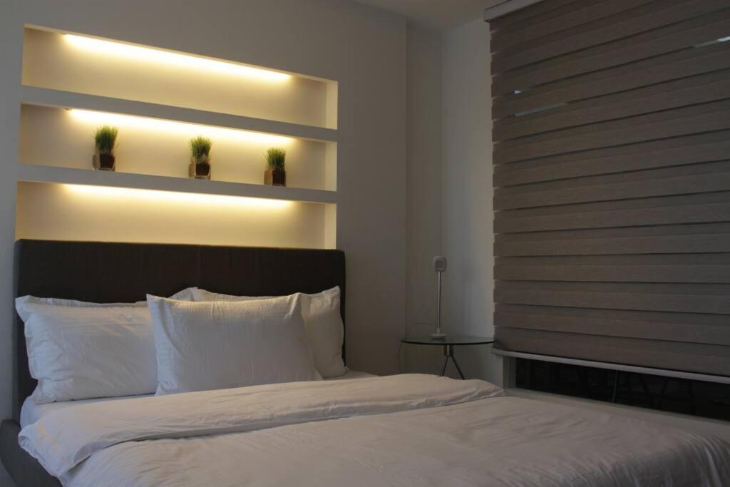 A2j Luxury 1br Bgc Balcony Near Burgoscircle Apartment *
