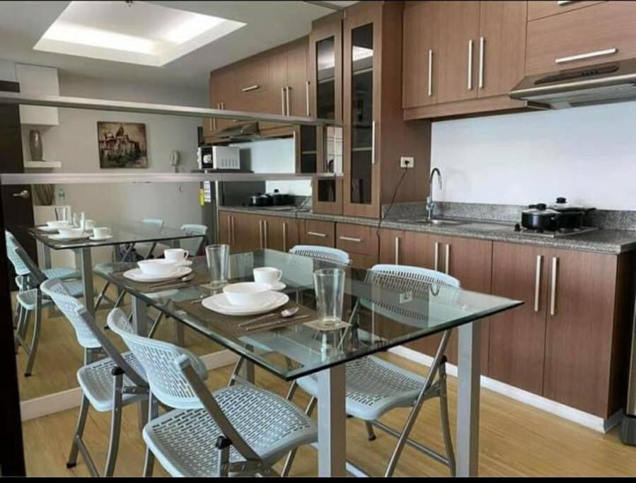 A2j Luxury 1br Bgc Balcony Near Burgoscircle