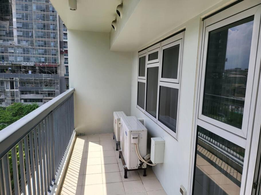 Luxury @ Bgc Sleeps 6 Comfortably Fast Wifi Pool! Apartment