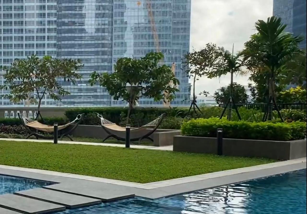 Apartment 1 Bedroom Uptown Parksuites Bgc, High Floor, Morning Sun Manila