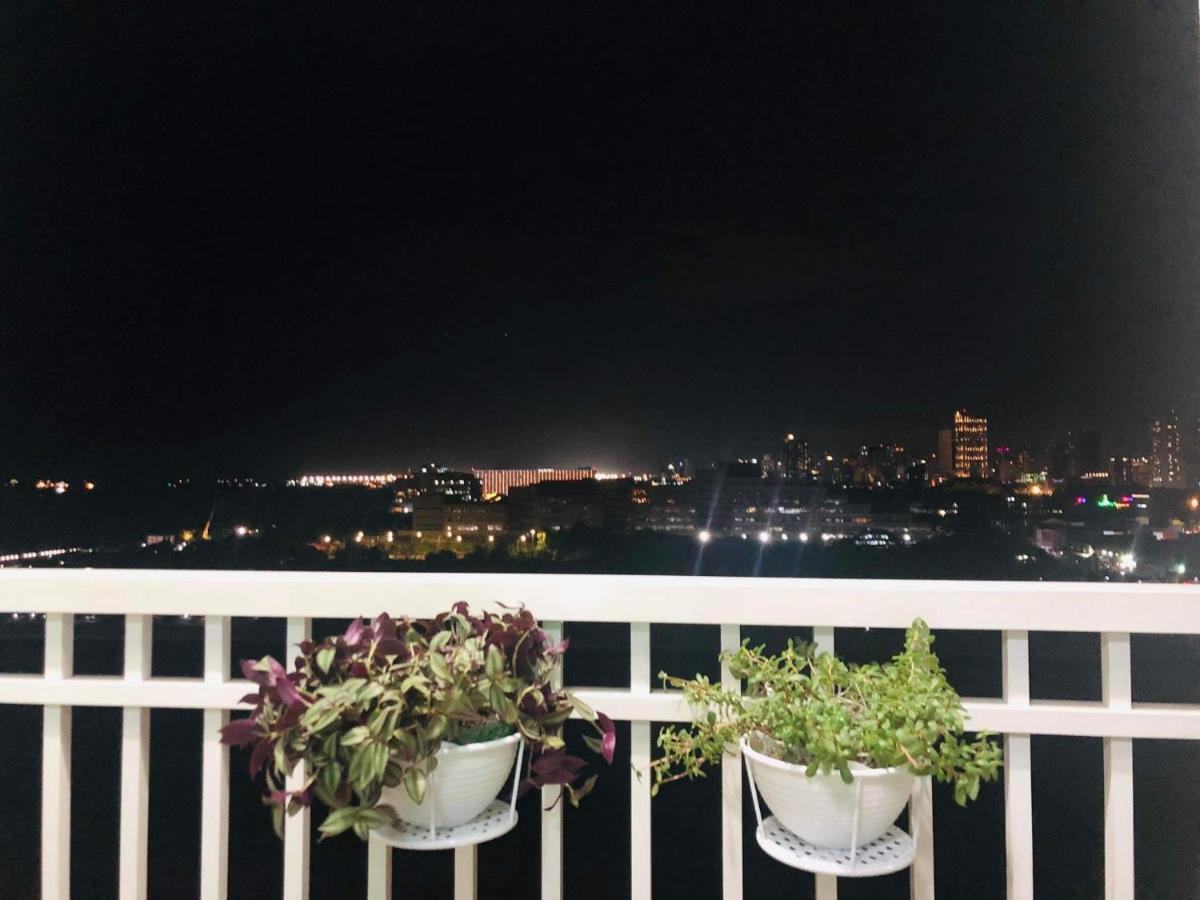 Ebony's Place At Shore Residences Aparthotel