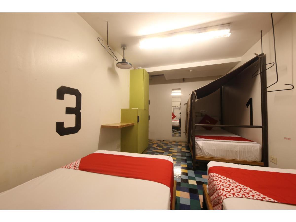 Oyo 866 Junction Hostels Hotel Manila