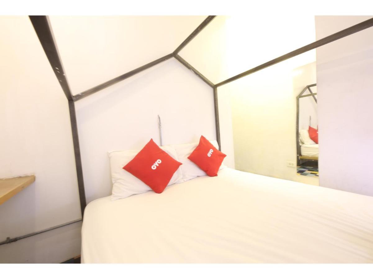 Hotel Oyo 866 Junction Hostels 2*